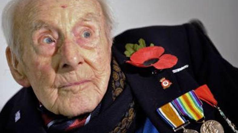 Henry Allingham je skrivnost svoje visoke starosti pripisal "cigaretom, whiskeyj