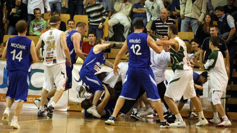 Kanček samoobvladovanja nekaterim košarkarjem ne bi škodil.