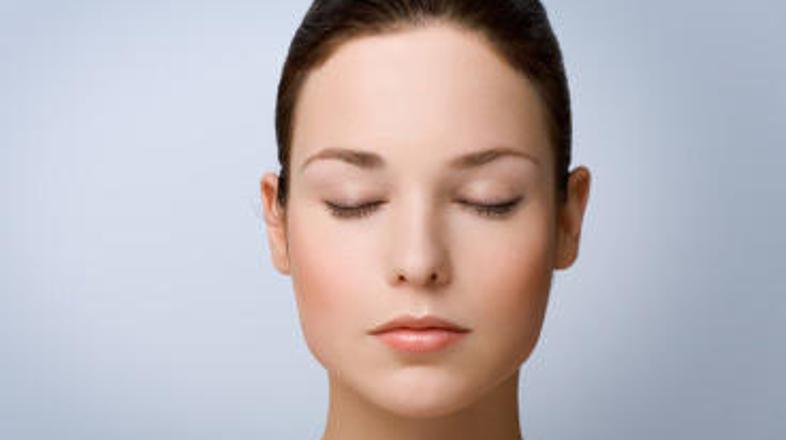 Pri krvavenju iz nosu glavo rahlo nagnite naprej.