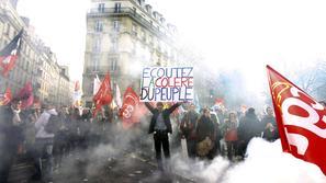 V Franciji je za prekinitev dobave goriva zaradi stavke posredovala policija. Sp
