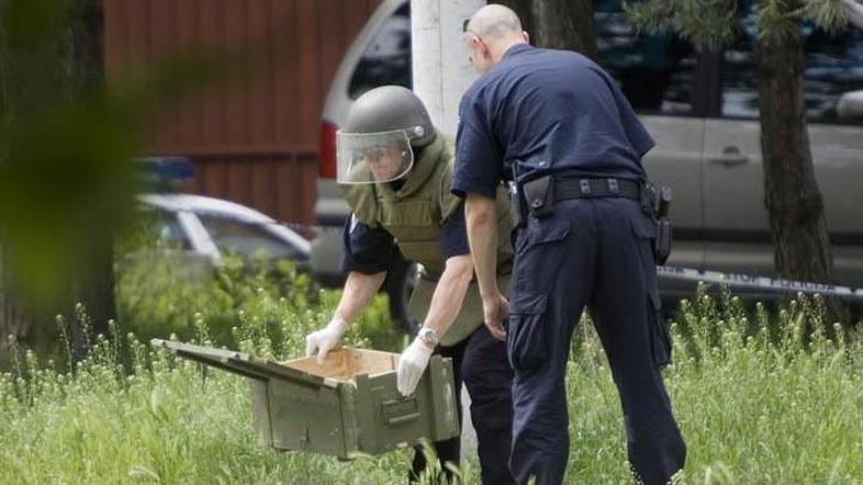 Pirotehnikom je uspelo bombo varno razstreliti.