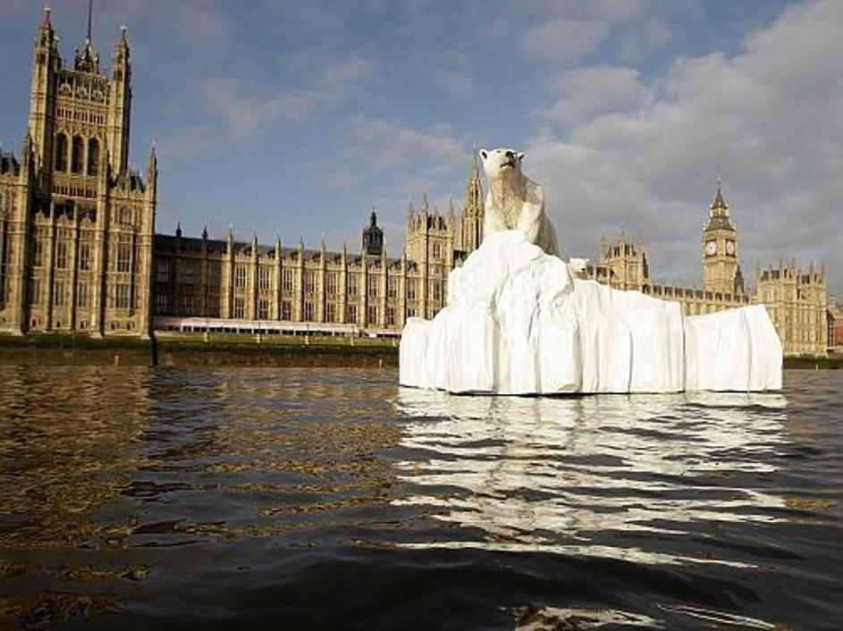 Londončani so se čudili severni medvedki in njenemu mladiču, ki sta jih gledala 