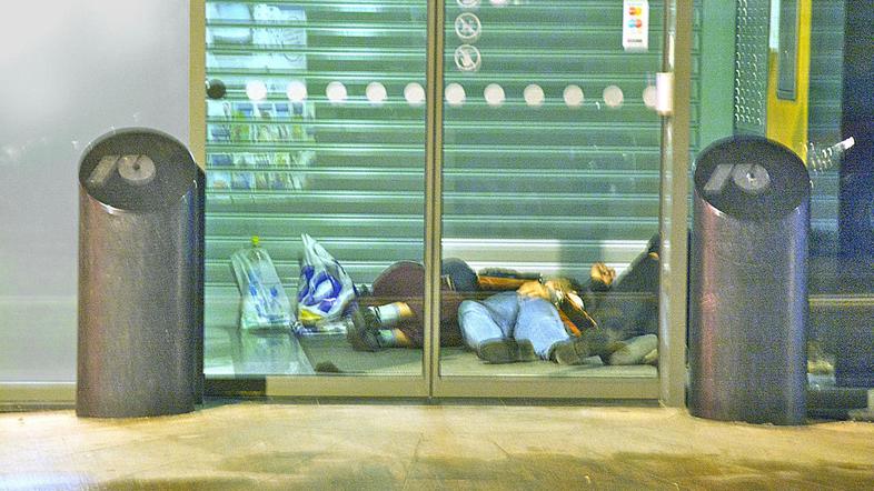 V NLB konkretnega primera ne poznajo, sicer pa za varnost skrbijo varnostniki. (