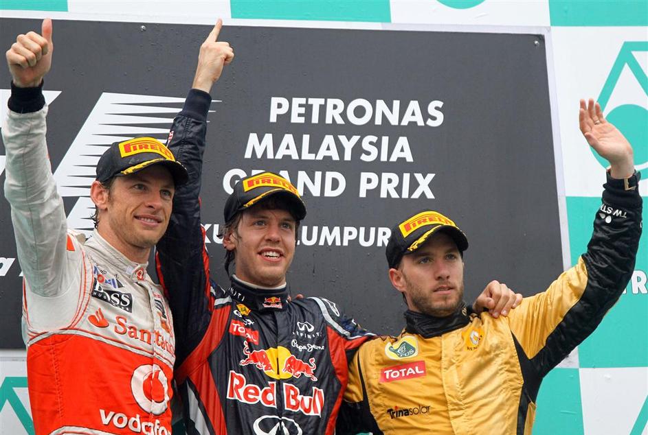 Prvi trije v Sepangu: drugi Button (McLaren), prvi Vettel (Red Bull) in tretji H