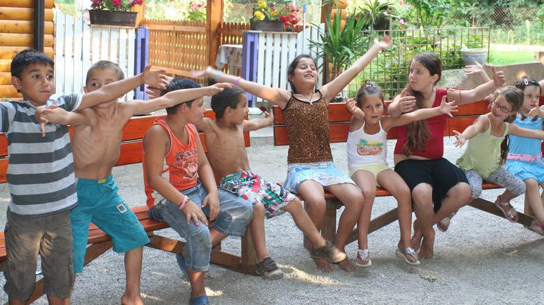 Pravljične ure in ustvarjalne delavnice v romskem naselju Hudeje se je udeležilo