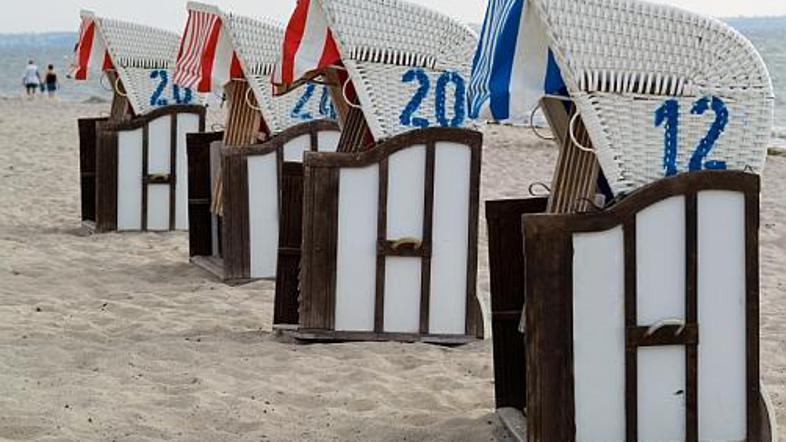 Plaže v severni Nemčiji kopalce pričakajo s "kopalnimi hiškami", a nudisti na ot