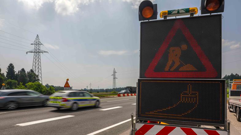 DARS delo na cesti avtocesta promet policija