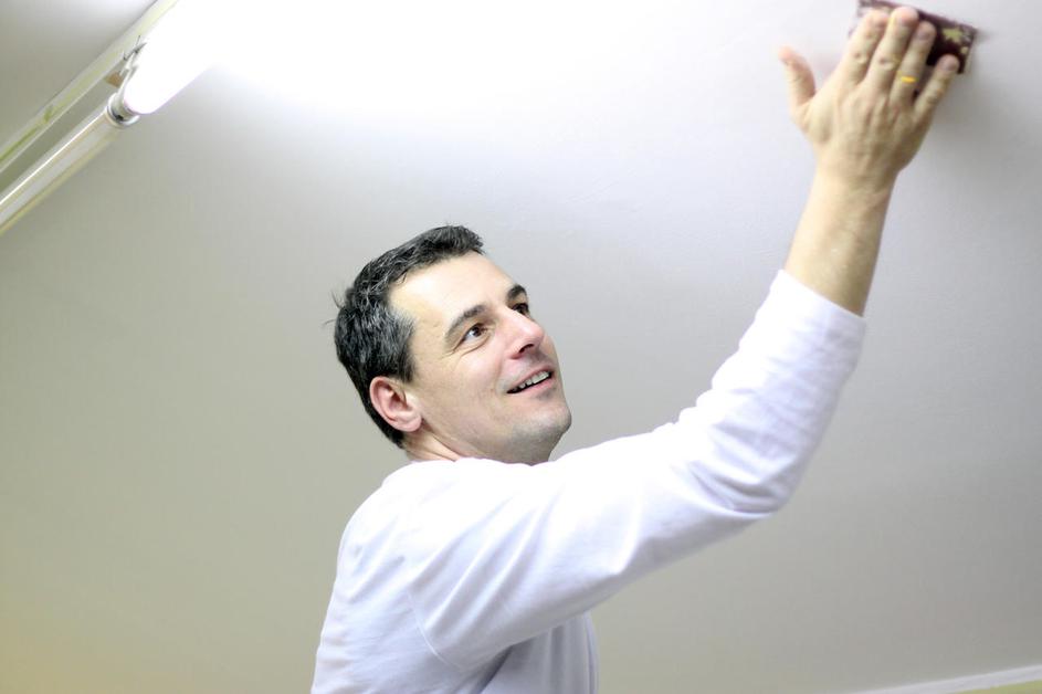 Tekmovanje slikopleskarjev v ljubljanski porodnišnici.