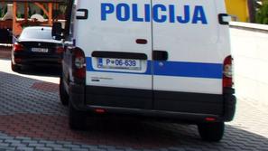 Policija pred hišo omenjene družine.