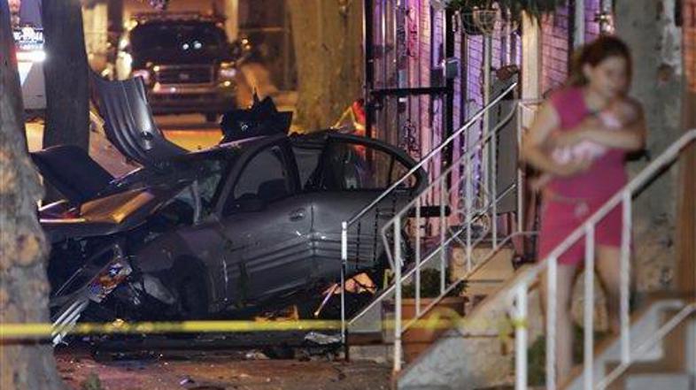 Avtomobil je obtičal med hišo in drogom javne razsvetljave.