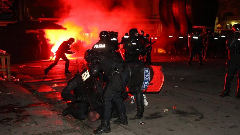 slovenija 03.12.12. protest maribor, tretja vstaja, foto: nino verdnik