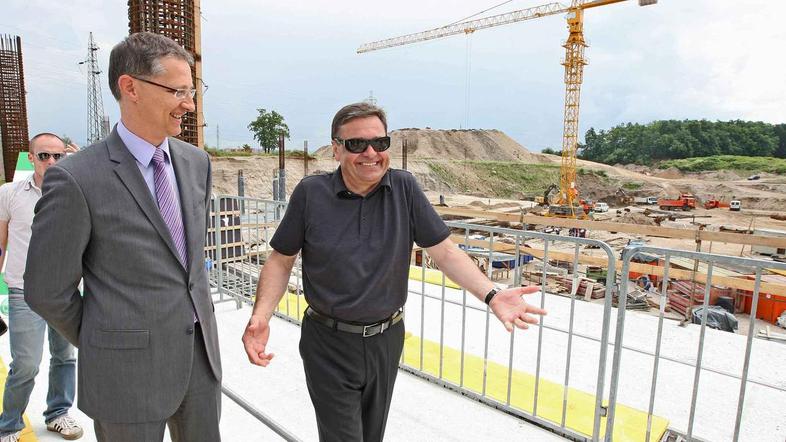 Župan Zoran Janković in minister Igor Lukšič si v novi stožiški dvorani želita m