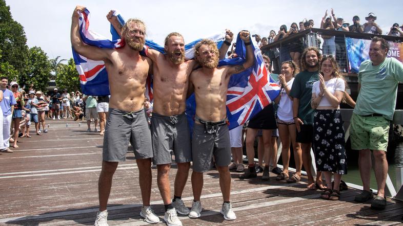 Bratje Maclean na poti čez Pacifik