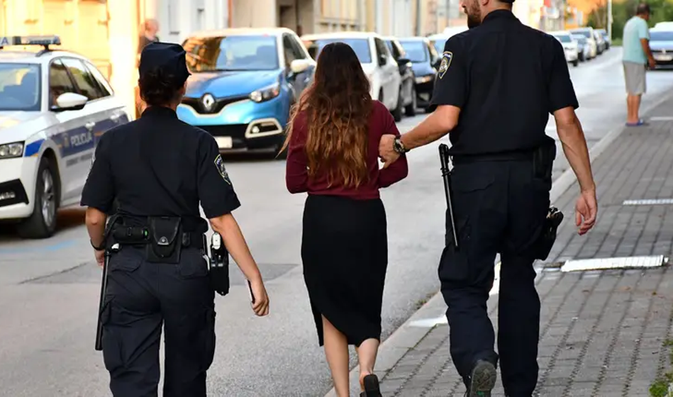 Staršema v hudih mukah umrle deklice dovolili udeležbo na pogrebu