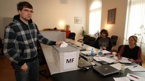 Na rektorskih volitvah je glasovalo 1.077 volilnih upravičencev. (Foto: Mediaspe