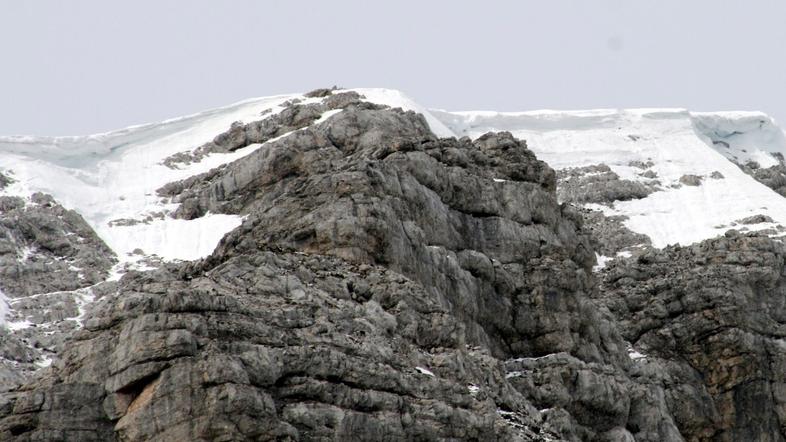 Na grapah Mojstrovke so se letos že štirje planinci soočili s plazovi, ki so bil
