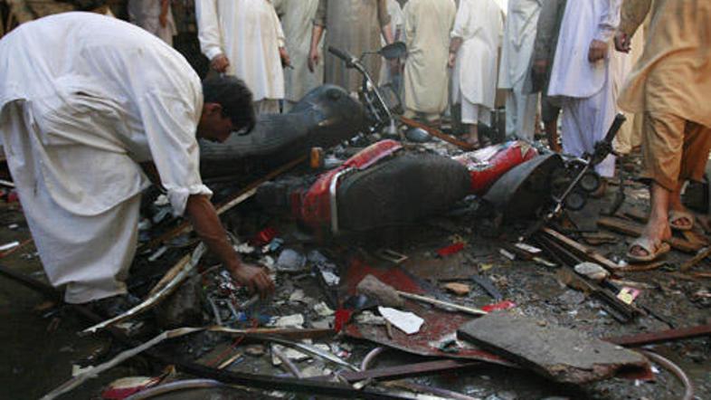 Bombi v Pešavarju sta bili pritrjeni na motorni kolesi.