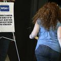 Članica združenja scenaristov na poti na sestanek, na katerem so glasovali o kon