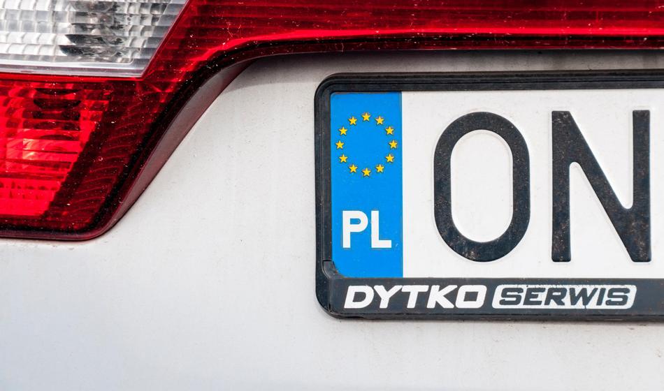 Naši sosedje imajo velik problem s poljskimi registrskimi tablicami