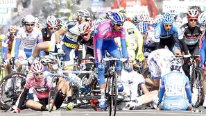 Giro kolesarska dirka po Italiji padec