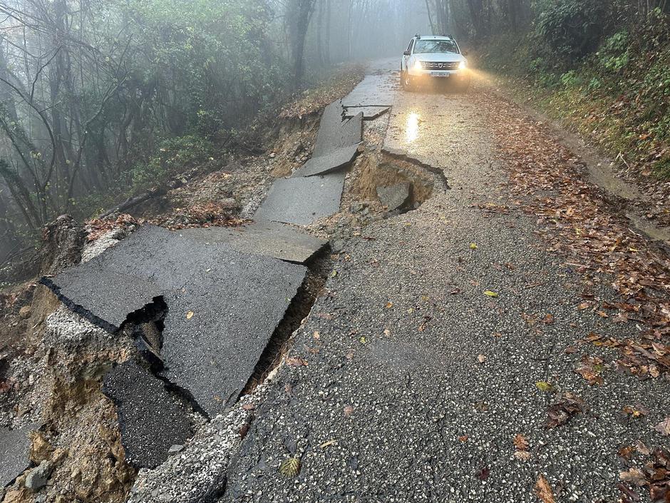 cesta v Nozno poplave plazovi Brda | Avtor: CZ občine Brda