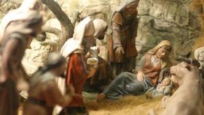 Jaslice so eden od glavnih simbolov božičnega časa, ki se začenja z nocojšnjim p