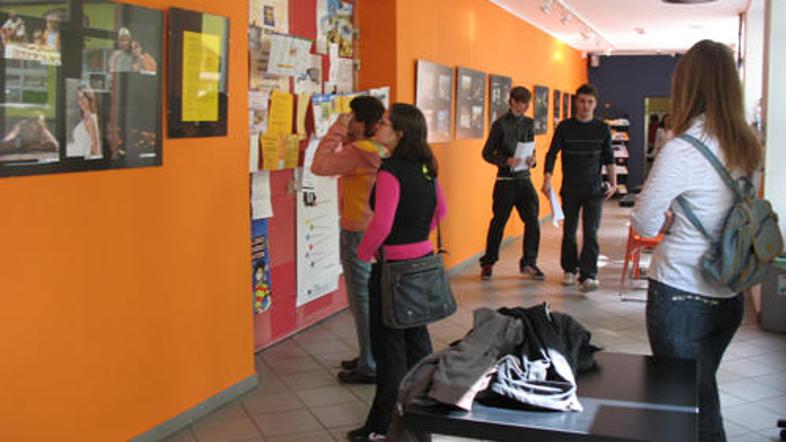 Mladim je povsod na voljo veliko gradiva o okužbi s HIV, prav tako tudi prostovo