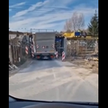 Tovornjak se zaleti v železniški nadvoz na cesti Podpeč - Notranje Gorice
