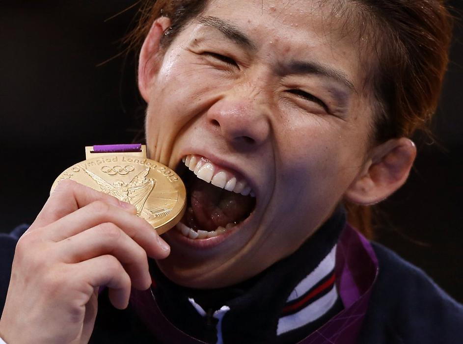 Grizenje kolajn je in.