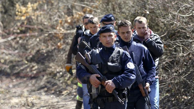 Kosovska policija patruljira ob mejnem prehodu Merdare.