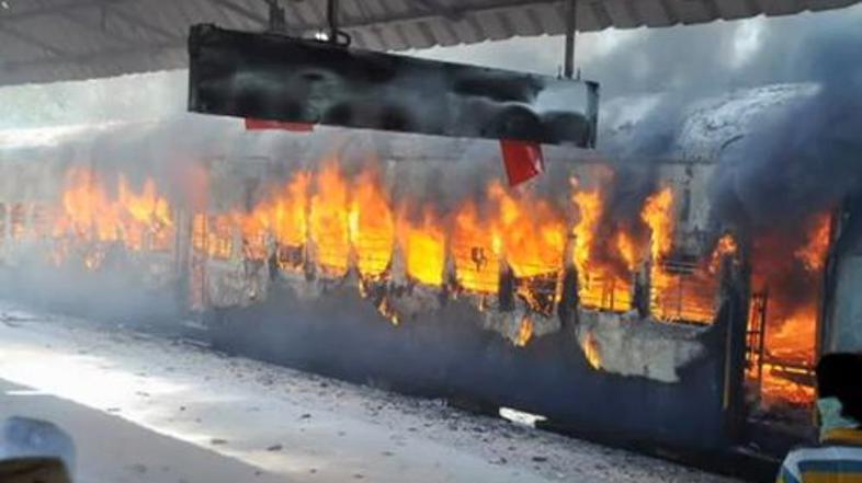 vlak, požar, London