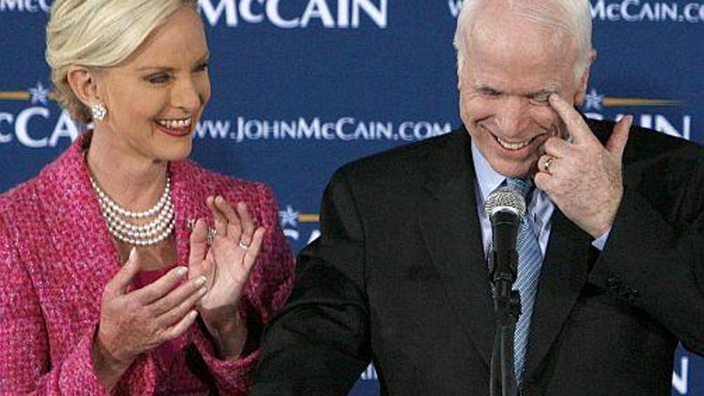 McCain z ženo Cindy Hensley