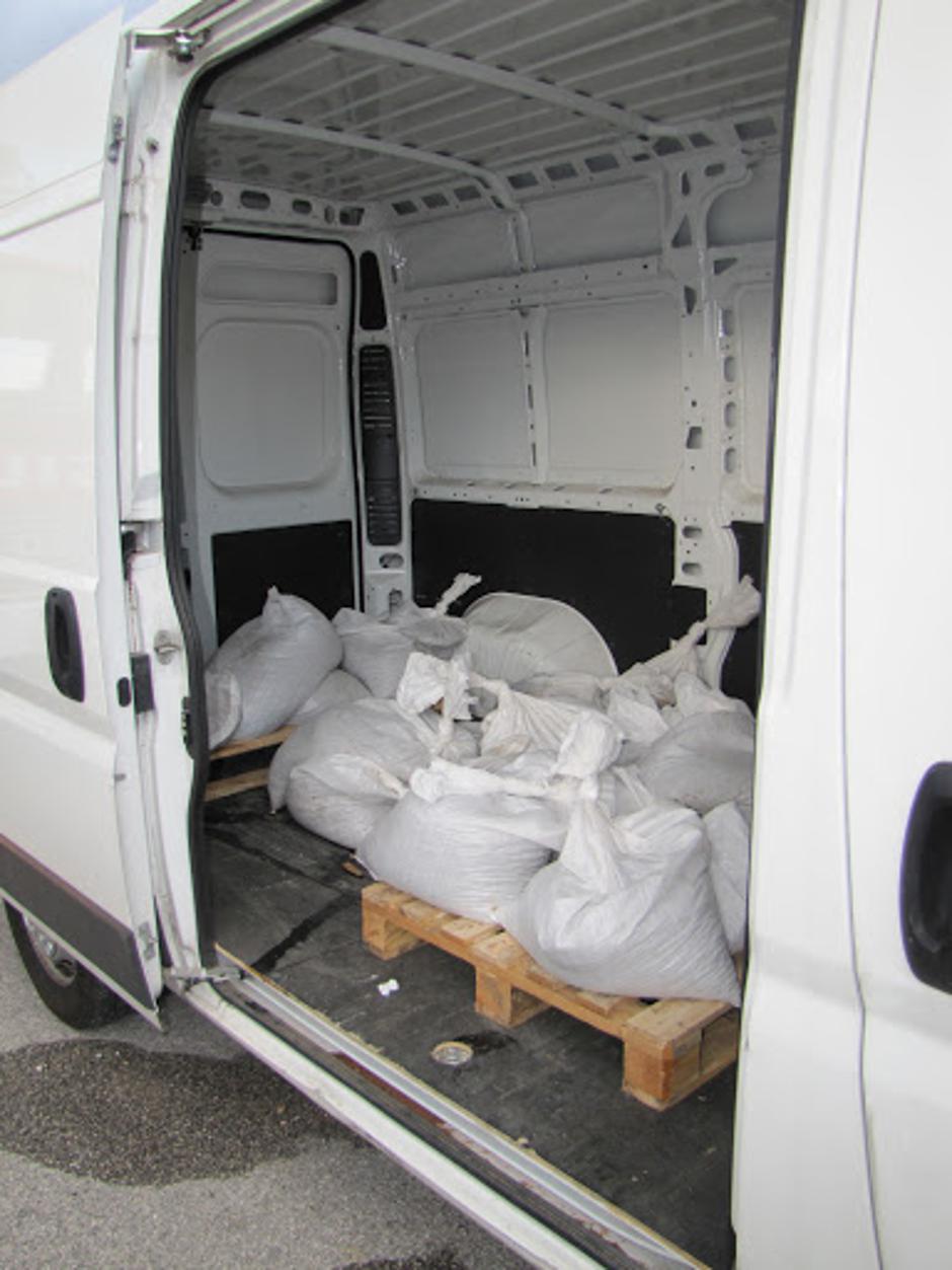 Protipoplavne zaščitne vreče so v Novi Gorici hitro pošle. ro  | Avtor: CZ severna Primorska/Ervin Čurlič