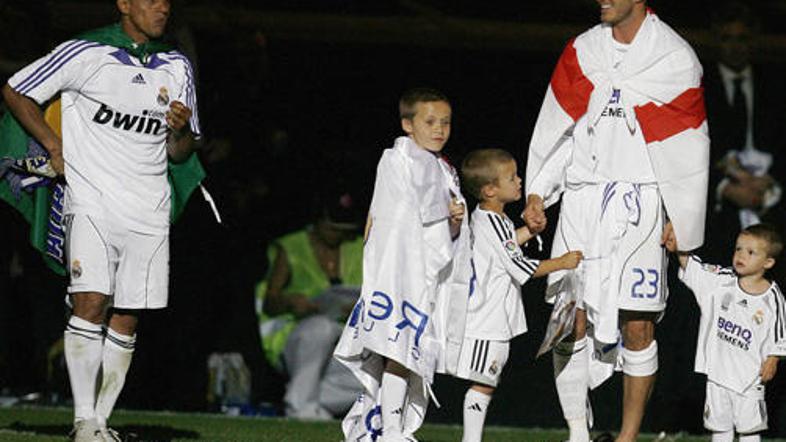 Carlos (levo) in Beckham sta leta 2007 pod vodstvom Fabia Capella skupaj osvojil