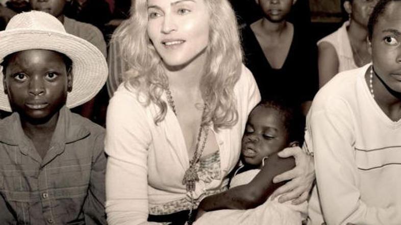 Pevka je presrečna, da bo domov lahko odpeljala še eno siroto.