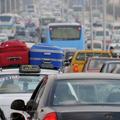 Na cestah proti letališču v Kairu vlada neznosna gneča, saj si poleg tujcev iz d