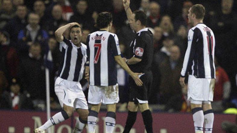 Ugovori Roberta Korena ob rdečem kartonu njegovega soigralca Paula Robinsona nis