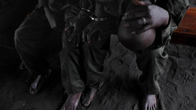 Zaporniki kazen prestajajo v nečloveških razmerah.