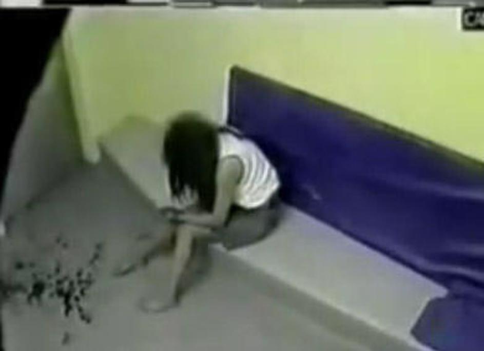 Policist je žensko vlekel po tleh, na koncu pa jo je brez milosti vrgel v sobo z