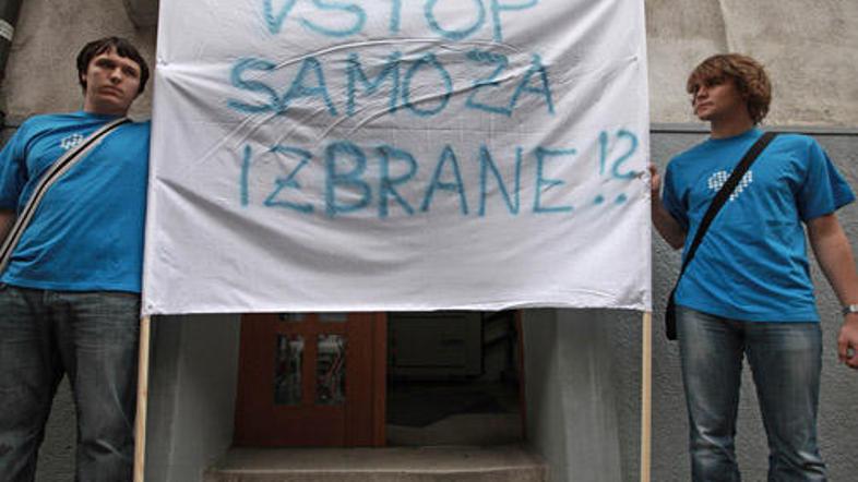 Demonstracije ob nedemokratičnih volitvah v študentski zbor so z izbrisom ŠOU v 