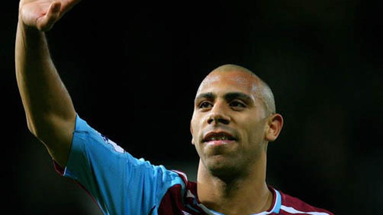 Anton Ferdinand je navijačem West Hama pomahal v slovo.