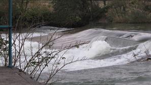Vodna pregrada pri mali hidroelektrarni Gradišče na reki Vipavi je poškodovana.