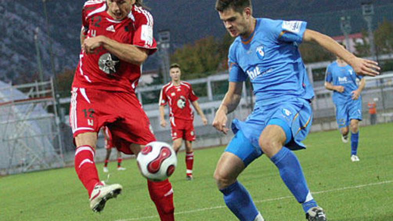 Nogometaši HiT Gorice (v modrih dresih) so zmagali v Celju.