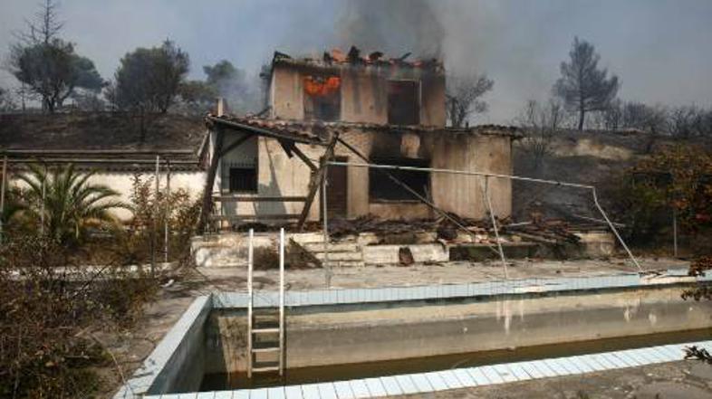 Požar je zaenkrat poškodoval najmanj osem domov v okolici Aten.