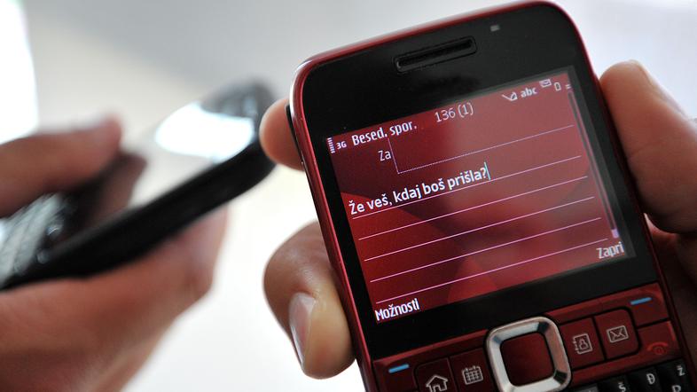 Po GSM-standardu so sporočila dolga do 160 znakov, en znak pa zavzame sedem bito