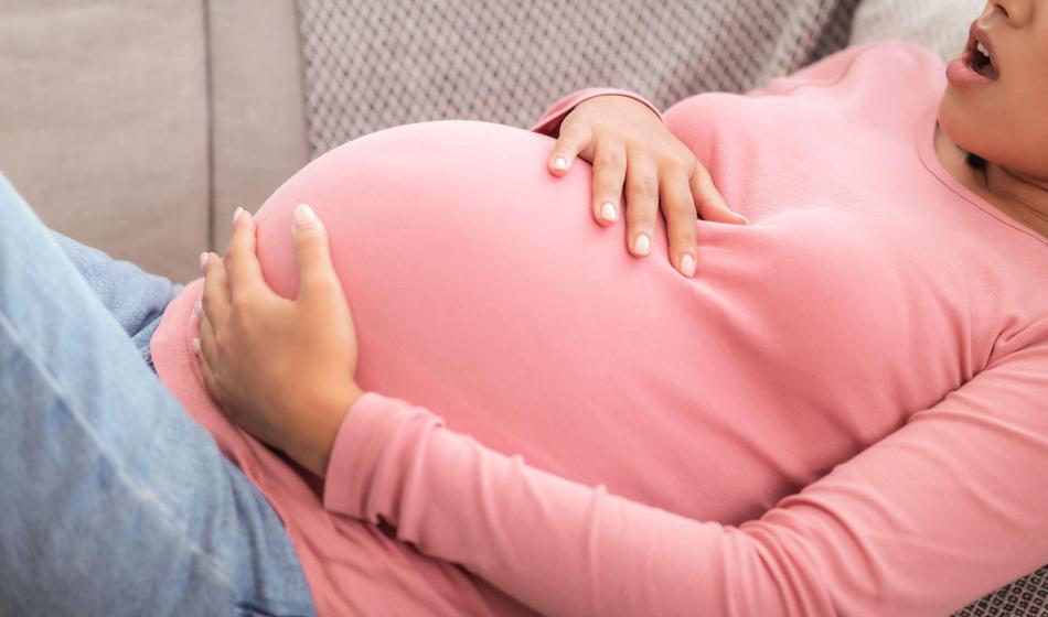 Znana Slovenka med porodom mislila, da je na rajski plaži