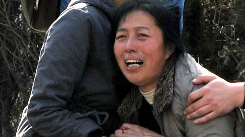 Svojci čakajo na novice o pogrešanih rudarjih. (Foto: AFP)