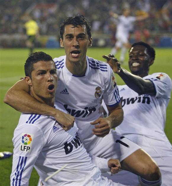 Slavje po zmagovitem golu - Cristiano Ronaldo (levo) v družbi Alvara Arbeloe in 