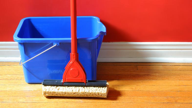 Previdno pri čiščenju barvanih sten, da se barva ne okruši. (Foto: Shutterstock)