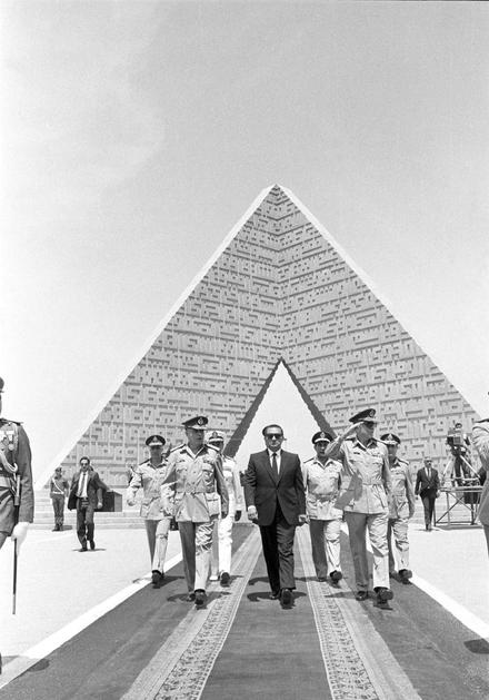 Hosni Mubarak ob obisku groba neznanega vojaka v osemdesetih letih prejšnjega st
